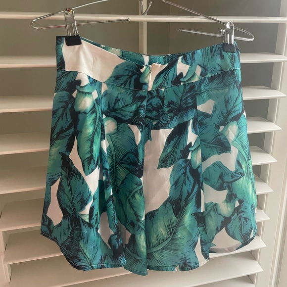 Palm leaf shorts (part of a set, top sold separately on profile) - Picture 3 of 8